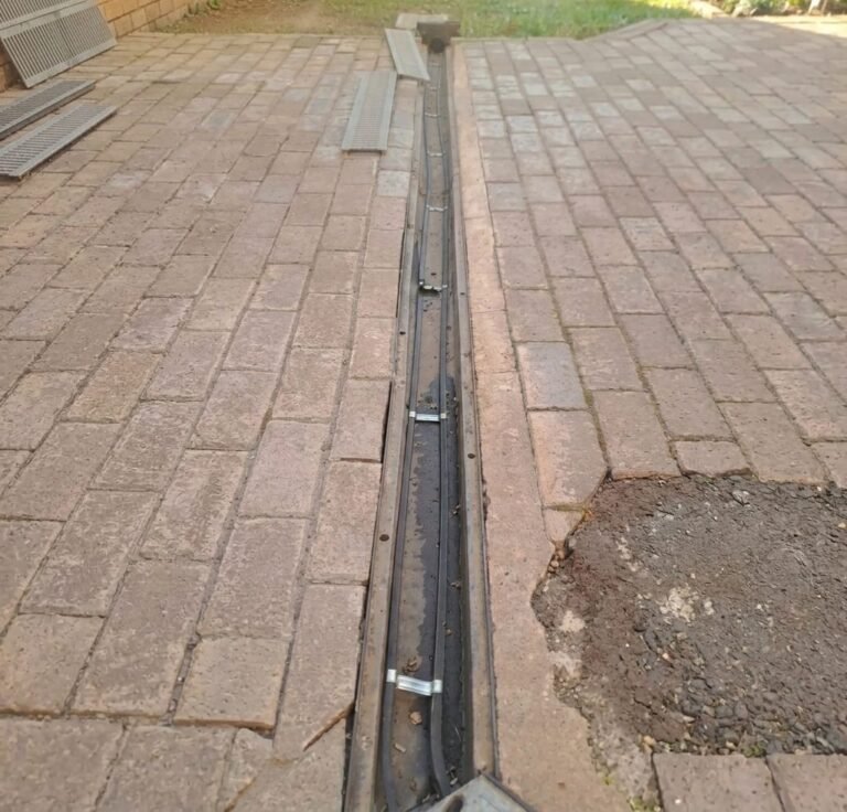Гріючий кабель у зливовому лотку між тротуарною плиткою
